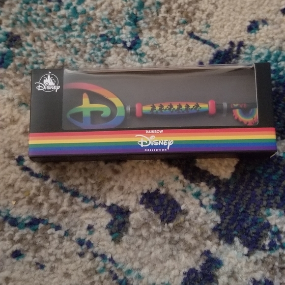 Disney Mickey Rainbow Collectible key - Picture 1 of 4